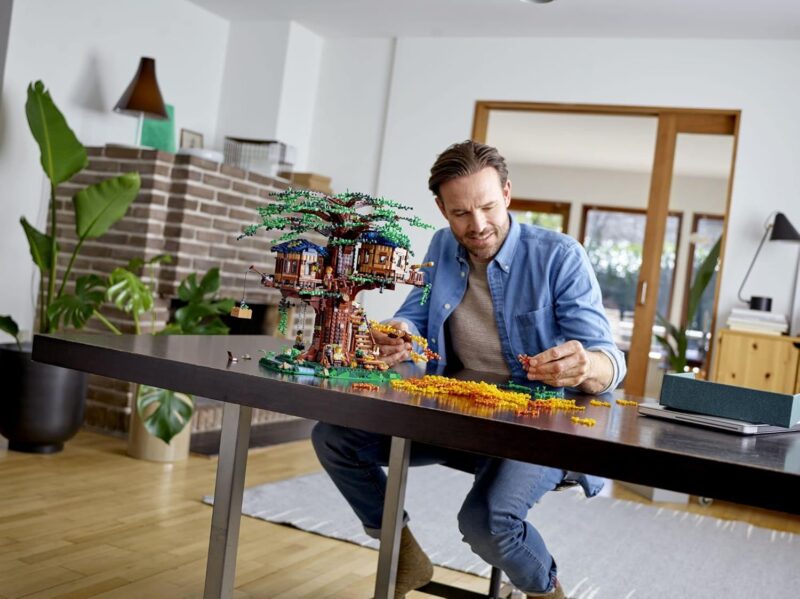 LEGO Ideas Tree House 21318 – Collectible Model Building Set for Adults & Teens, 3 Cabins with Interchangeable Leaves, Includes Minifigures, Nature Accessories & Bird Figure, 3036 Pieces - Image 2